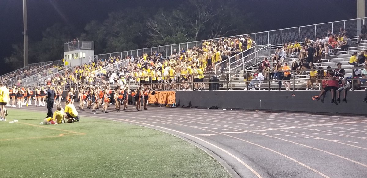 JaneGoodson4's tweet photo. @OviedoStudent @Oviedo_Football @B_daniel12 Awesome school spirit! The seniors especially! https://t.co/6lsoHzhOBE