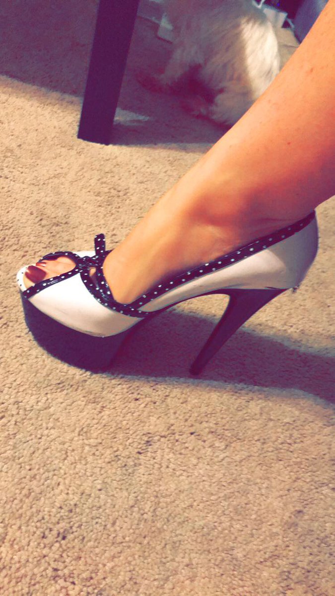 OfficialRedxHot's tweet photo. Praise Polka Dots and Platforms! #findom #bowdown https://t.co/ODVPzb4A26