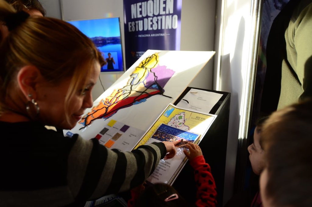 neuquentur's tweet photo. Así vivimos el segundo día de la Feria de Turismo del Neuquén! #FeTur2018 Mañana te esperamos de 14hs a 21hs en Espacio Duam! #NeuquénEsTuDestino https://t.co/SktjY6TsAH