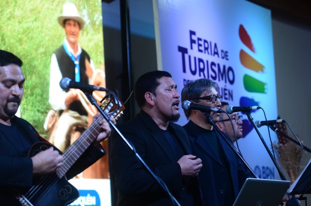 neuquentur's tweet photo. Así vivimos el segundo día de la Feria de Turismo del Neuquén! #FeTur2018 Mañana te esperamos de 14hs a 21hs en Espacio Duam! #NeuquénEsTuDestino https://t.co/SktjY6TsAH