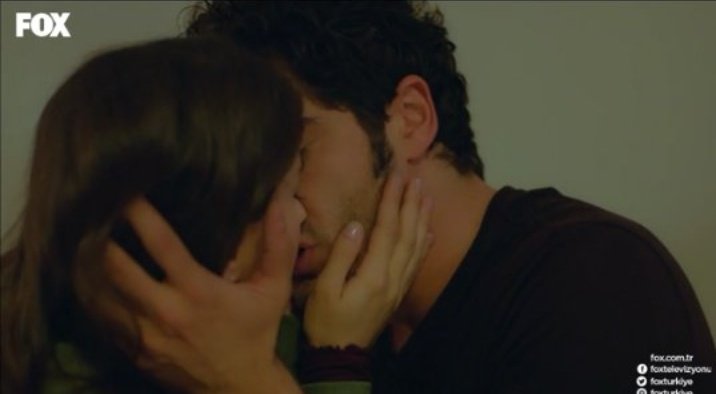 KimDASOOOOM's tweet photo. A la nueva escritora de #BizimHikaye le suplico q ella si sepa aprovechar la ENORME QUIMICA de #HazalKaya y #BurakDeniz y nos regale escenas hermosas de #BarFi
#BizimHikaye2 https://t.co/AJGwa1efCh