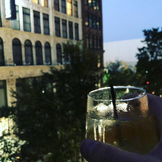 ithh__'s tweet image. Baby you’re like lightning in a bottle @kalee @krista #sangria #twilight #rooftop #pgh ift.tt/2LquBCG