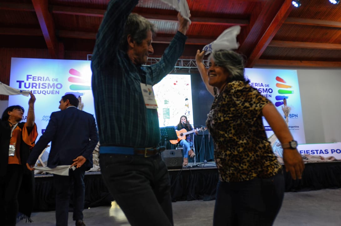 neuquentur's tweet photo. Y así entre baile, música, sabores y experiencias cierra la segunda jornada de la #FETUR2018. Seguimos mañana de 12 a 21 hs. Entrada libre y gratuita. Los esperamos!! https://t.co/2dL8y3GxFB