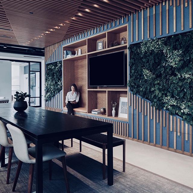 ChoThompson's tweet image. A verdant library wall for @goodwatercap #livingwall #woodslats #communaltable #architecture #venturecapital @aliciachofoto @manual.labor ift.tt/2MyRA3U