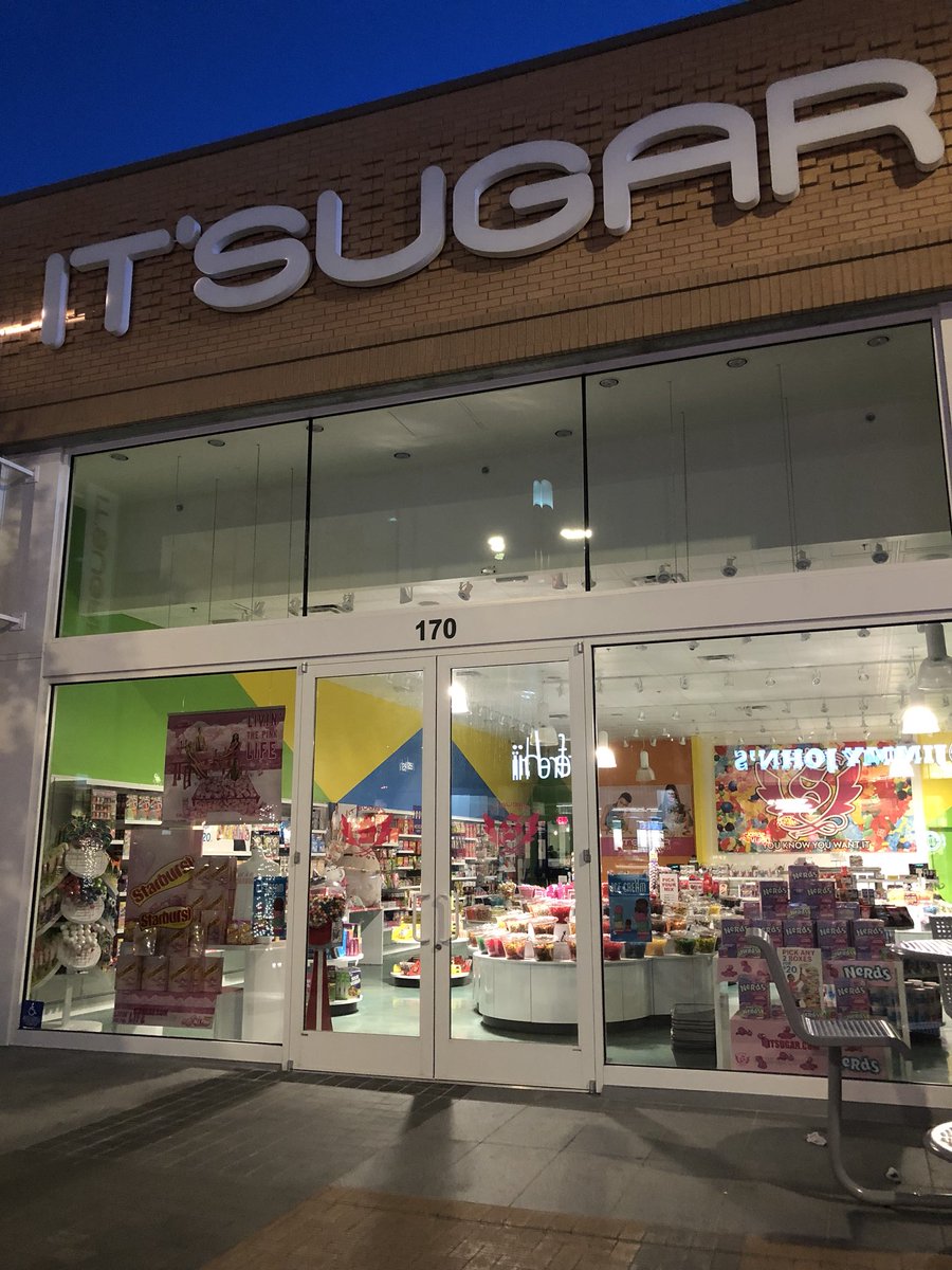 .<a href="/ITSUGAR/">IT'SUGAR</a> Craving candy in Dallas 🍭 and it’s already closed 8:30 pm on a Saturday night?!? 😔#VictoryPark <a href="/VPDallas/">Victory Park</a>