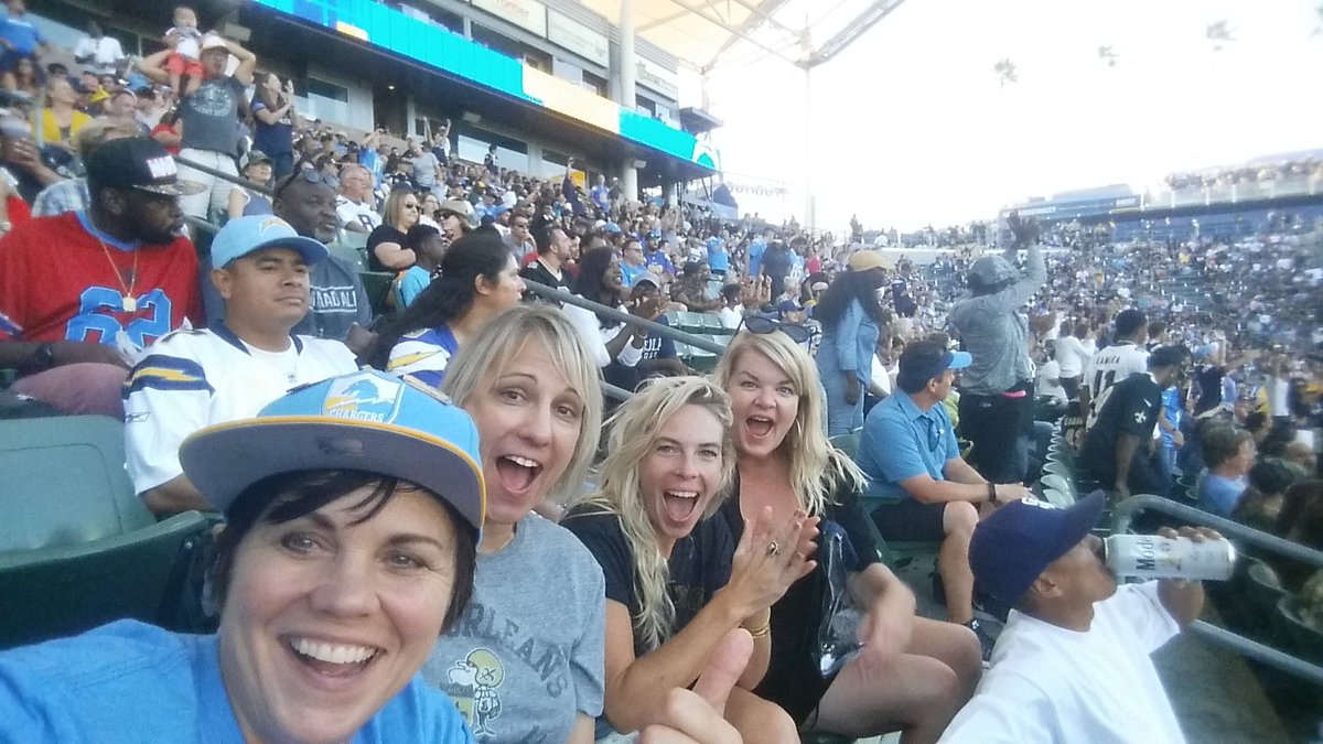 CraftChat's tweet photo. Ladies love the #NFL #LAChargers #BoltVision https://t.co/yhsYusiotE