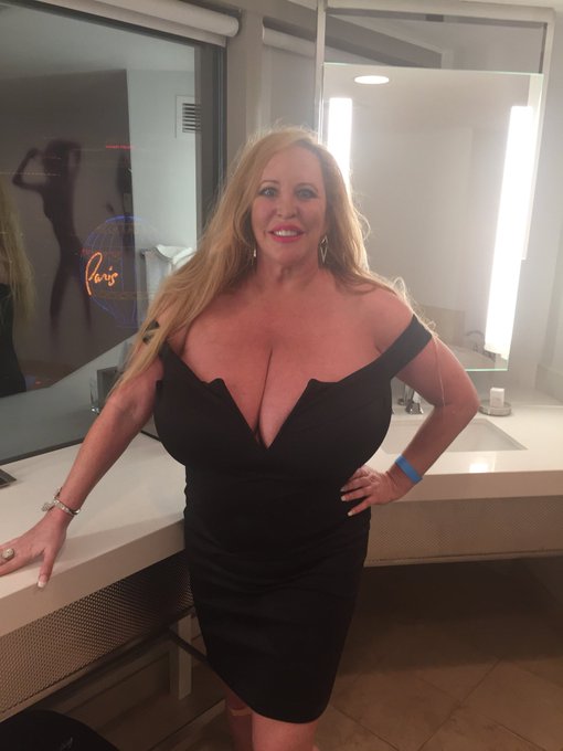 Tuesday night went to see Lionel Richie he was excellent as usual. This is what I wore #BigTits  #LasVegas<a href="/tag/lasvegas"class="tags"><span>#lasvegas</span></a><a href="/tag/bigtits"class="tags"><span>#bigtits</span></a>