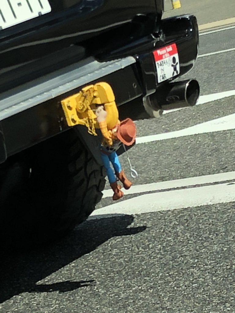愛知県で目撃者多数 車の後ろにぶら下がるウッディ人形 がひそかなブーム到来か Togetter