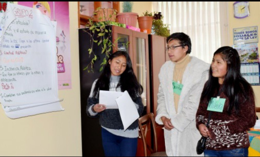 Niñas, niños y adolescentes de #Ecojovenes #Bolivia durante la validación del Informe Amigable de REDLAMYC. <a href="/JuliaSVelasco/">Julia Velasco</a> Coord. de la Subregión Andina del proyecto #TejiendoRedesInfancia estuvo a cargo de la aplicación. 
¡Gracias por participar!