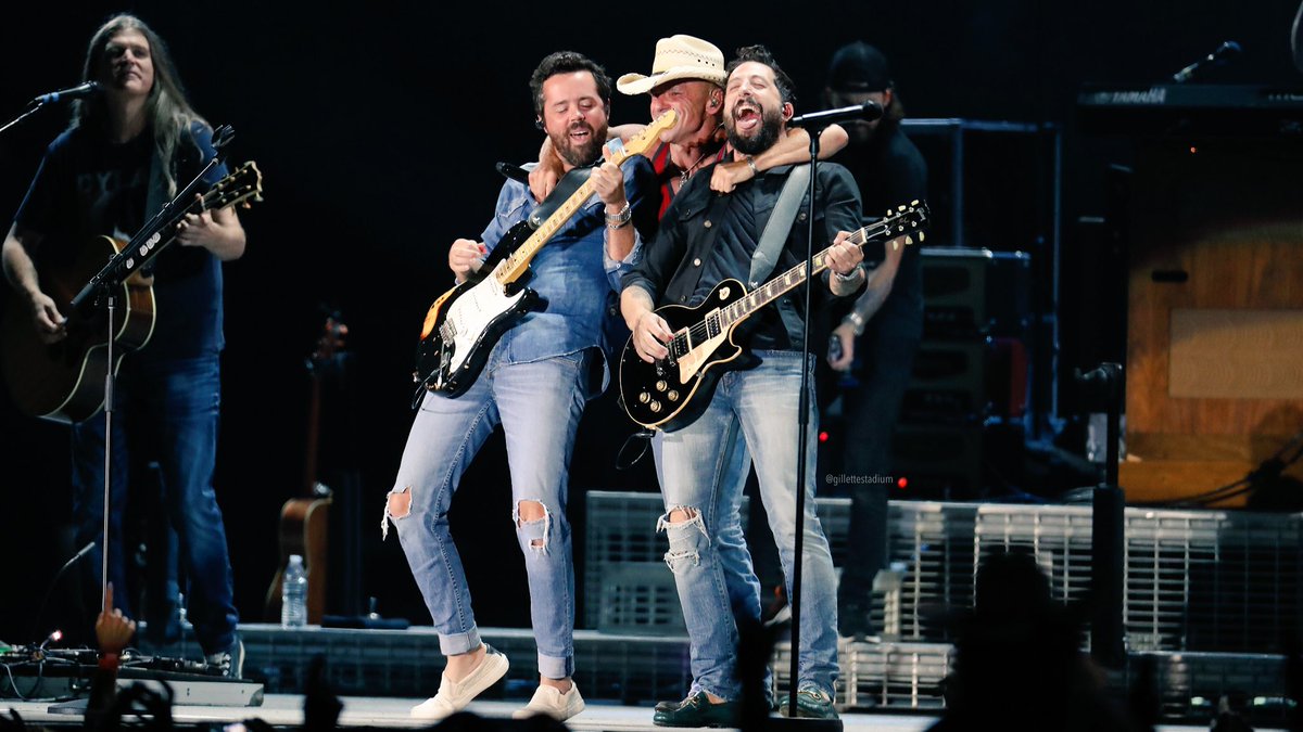 GilletteStadium's tweet photo. SURPRISE! @OldDominion is here! https://t.co/HiROCXhTiE