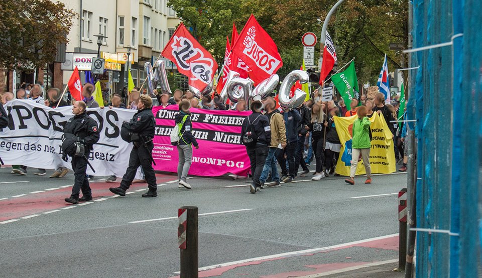 OekoLinX_ARL's tweet photo. Libertäre Kommunist_innen Osnabrück:
1.100 Leuten in #Osnabrück gegen das Polizeigesetz!
08.09: #Hannover, Großdemonstration mit linksradikalem Block. Für die befreite Gesellschaft.
https://t.co/UX8fSU5fQp …/1100-menschen-demonstrieren-in-osnabru…
#noNPOG_OS #noNPOG« https://t.co/sv0GV4Jwus