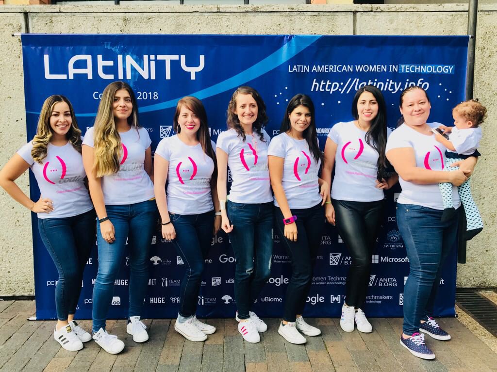 soreygarcia's tweet photo. Fuí a Bogotá solo por esta foto, creo que esta vez más que nunca, nos la merecíamos. @codies_latam #LAtINiTYColombia #LATINITY2018 https://t.co/QTEdLkyHl8