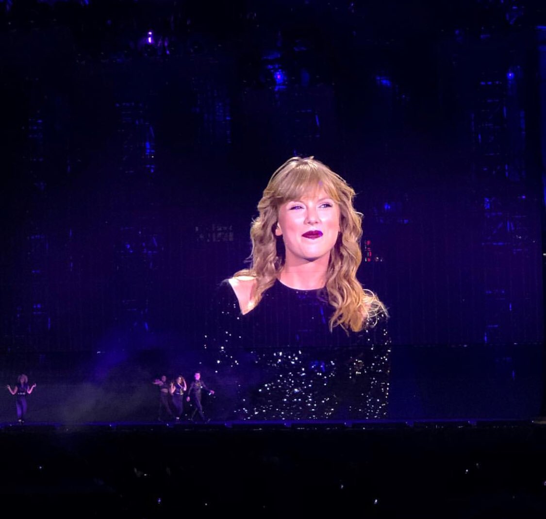 emfromthetron's tweet photo. The face of people at #repTourNashville vs those at home #imnotbitteratall #ReputationStadiumTour https://t.co/p3XldB9qMi