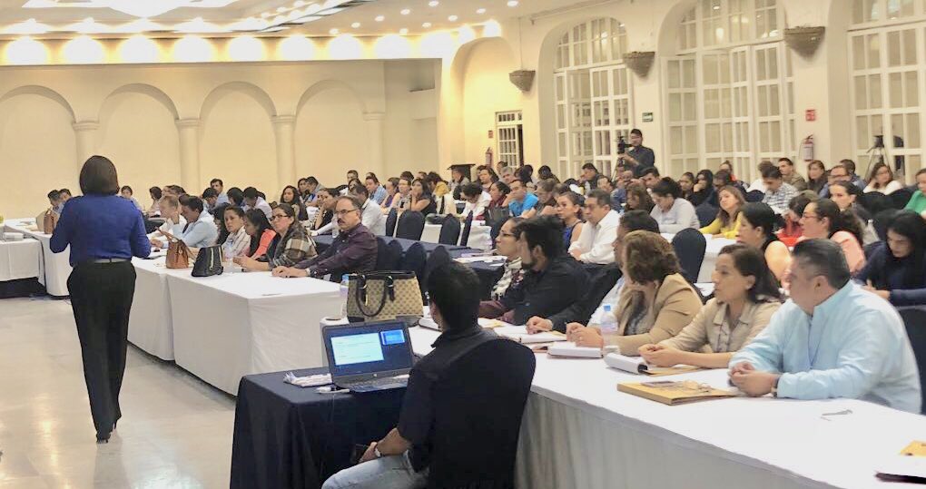 Lupitaarruba's tweet photo. En #Edomex los Alcaldes, Regidores y Síndicos electos participaron en el curso "Humanismo al Gobierno", comprometidos a ser los mejores servidores públicos 
Agradezco la confianza de @kasmexiko, @ANACmx_ y @pan_edomex y la invitación para compartir experiencias https://t.co/XuLWvEmAKB