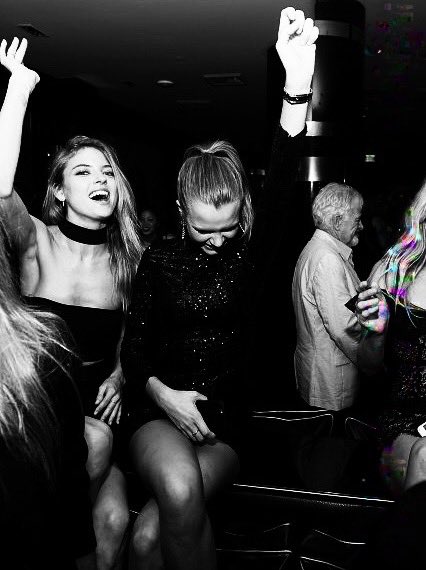 cafecitomiox's tweet photo. Hoy junto a mis compañeras de VS, estamos festejando los 10 meses de @dxrknesskings ¡Les deseamos lo mejor y que sean muchos meses más! Gracias por la nominación de nuestro grupo.
#DKingsAwards2018
#10monthswithDKings https://t.co/mTSxI7RXwO