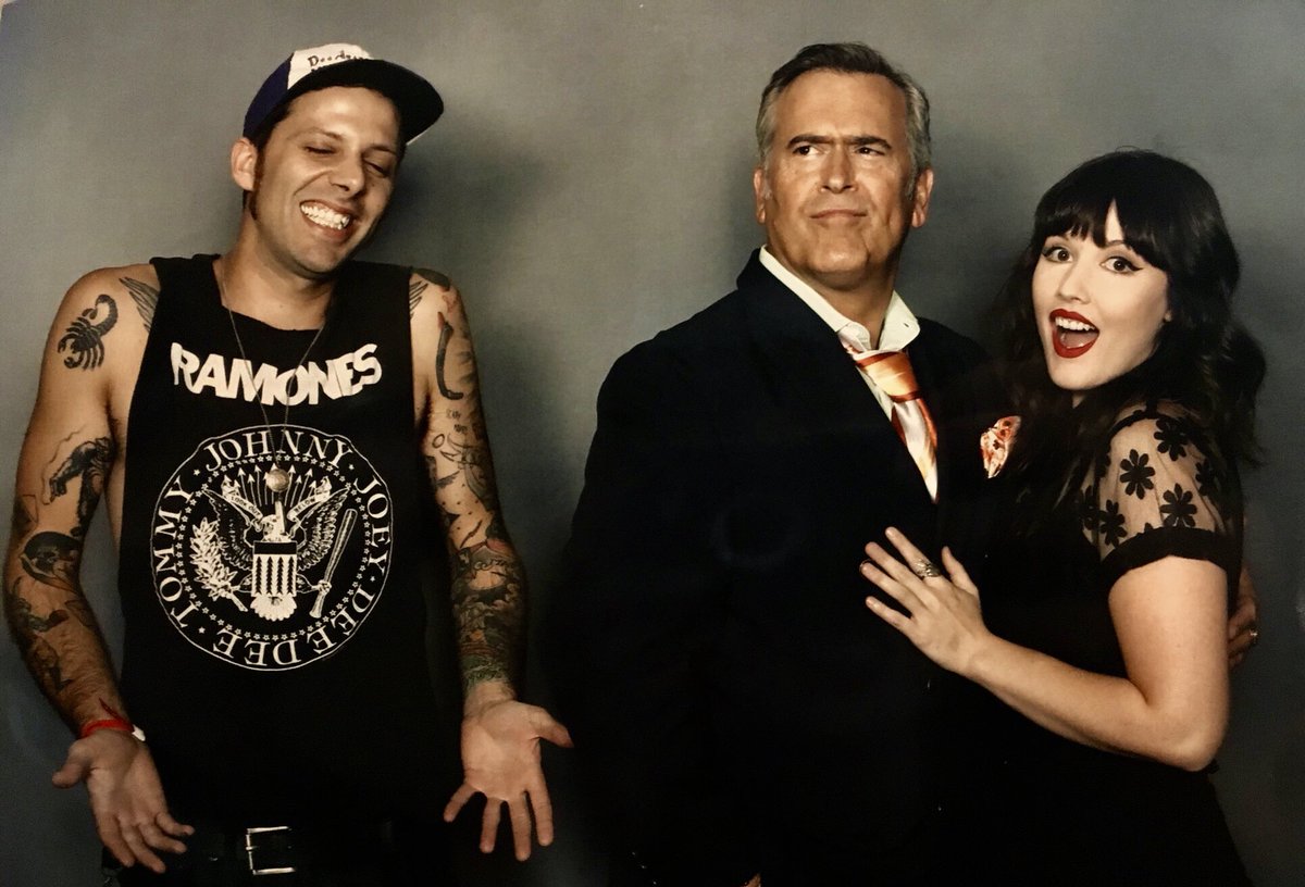 GroovyBruce's tweet image. Thanks, all y’all @horrorhound Indy. Good peeps. Good fun! Big shout to @CelebPhotoOps as always!