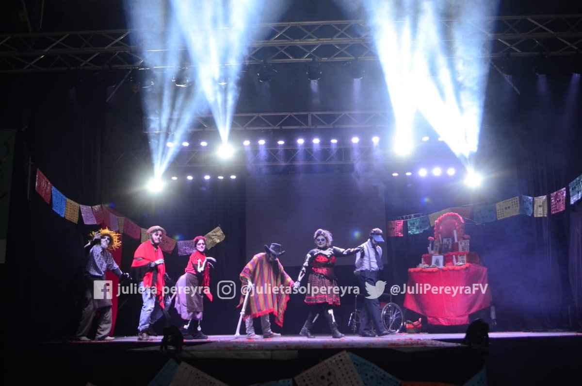 JuliPereyraFV's tweet photo. #Festejo #DíaDelNiño con #CocoElMusical con un #éxito que agregamos una segunda función. Más de 1300 #vecinos se colmaron de felicidad. Por eso seguiremos apostando a estas políticas junto al #intendente @Andreswatsonok https://t.co/zCS4N1nj2j