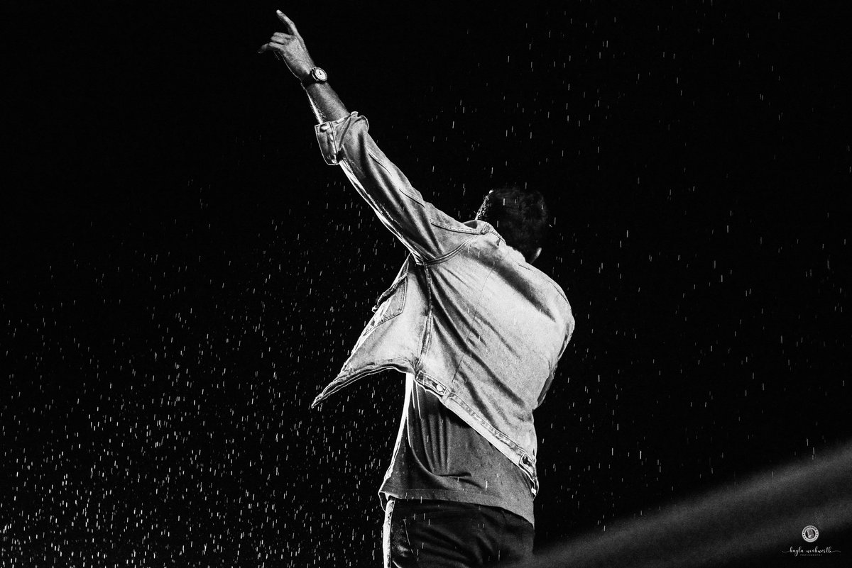 SoundCheckBlg's tweet photo. .@bretteldredge closing out the final night here at @LucknowsMITF .. singin' and dancin' in the rain makes for one hell of a Saturday night! 📸: @kayyerin
.
.
#WeLoveLive #music #bretteldredge #live #country #countrymusic #lucknow #mitf2018 #lucknowmusicinthefields https://t.co/RkTM9glcnT