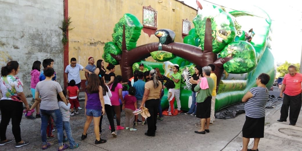 muniguate's tweet image. Diverti Muni llega con sana recreación familiar a vecinos de la Colonia Santa Elena III zona 18 realizado por personal de los diferentes programas que se encuentran en la Sub-Direccion de Atención a las Comunidades Precarias.