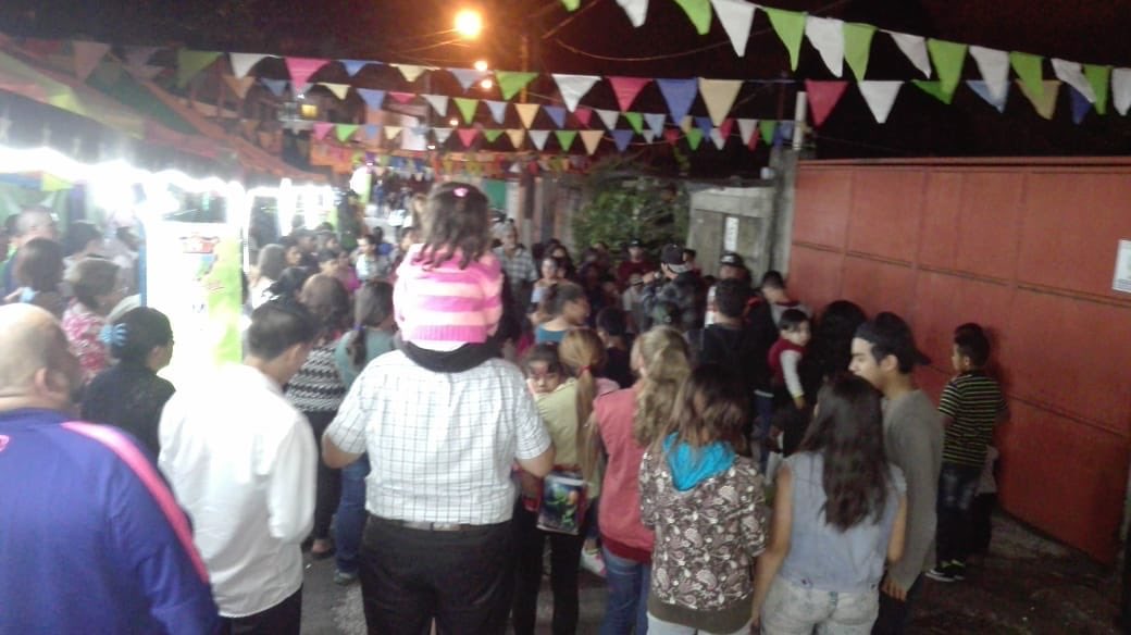 muniguate's tweet image. Diverti Muni llega con sana recreación familiar a vecinos de la Colonia Santa Elena III zona 18 realizado por personal de los diferentes programas que se encuentran en la Sub-Direccion de Atención a las Comunidades Precarias.