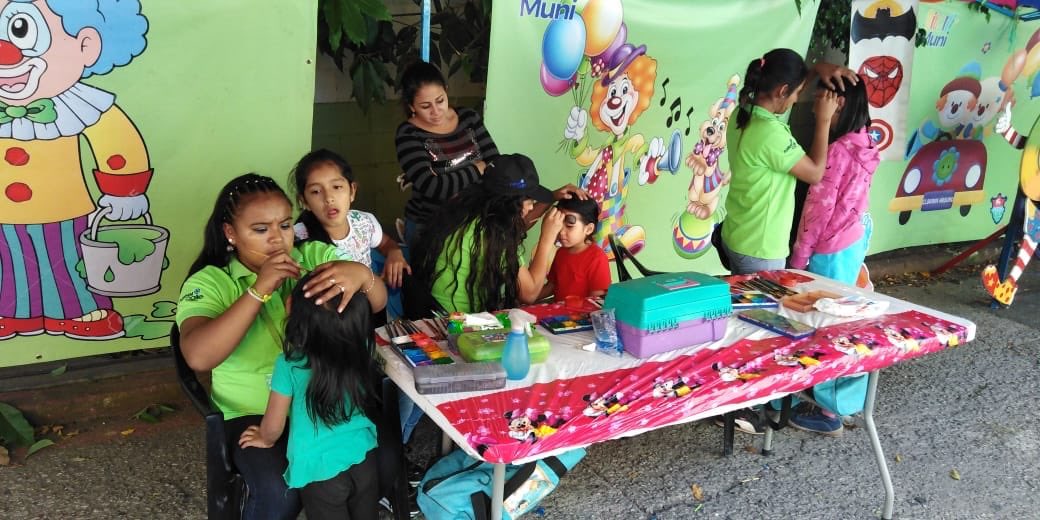muniguate's tweet image. Diverti Muni llega con sana recreación familiar a vecinos de la Colonia Santa Elena III zona 18 realizado por personal de los diferentes programas que se encuentran en la Sub-Direccion de Atención a las Comunidades Precarias.