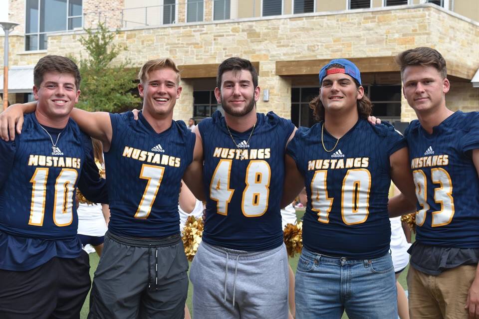 CyRanchMomsClub's tweet photo. @cyranchfootball players had a blast on the Boardwalk tonight!  Thx @BoardwalkTL for hosting our first Mustang #BoardwalkBash!  See our FB page for more pics! https://t.co/uU7DO0uOeW