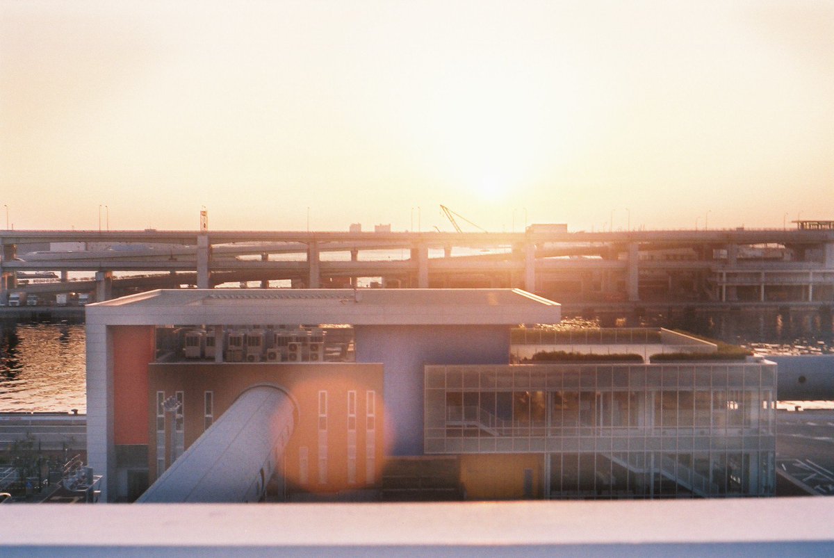 rariikey_photo's tweet photo. 🐊私のカメラ⑤
トイカメラにはまり、本当はLOMOのLc-aが欲しかったけど高くて手が出せず😂
探してたら昔のLOMOさん発見👀
スメハチと悩んだ結果こちらを入手。はい、スキィ😍笑
スメハチも欲しいかもぅ😚
#LOMO #CMEHA #CMEHA35 #スメナ35 https://t.co/SC3TjsEBxc