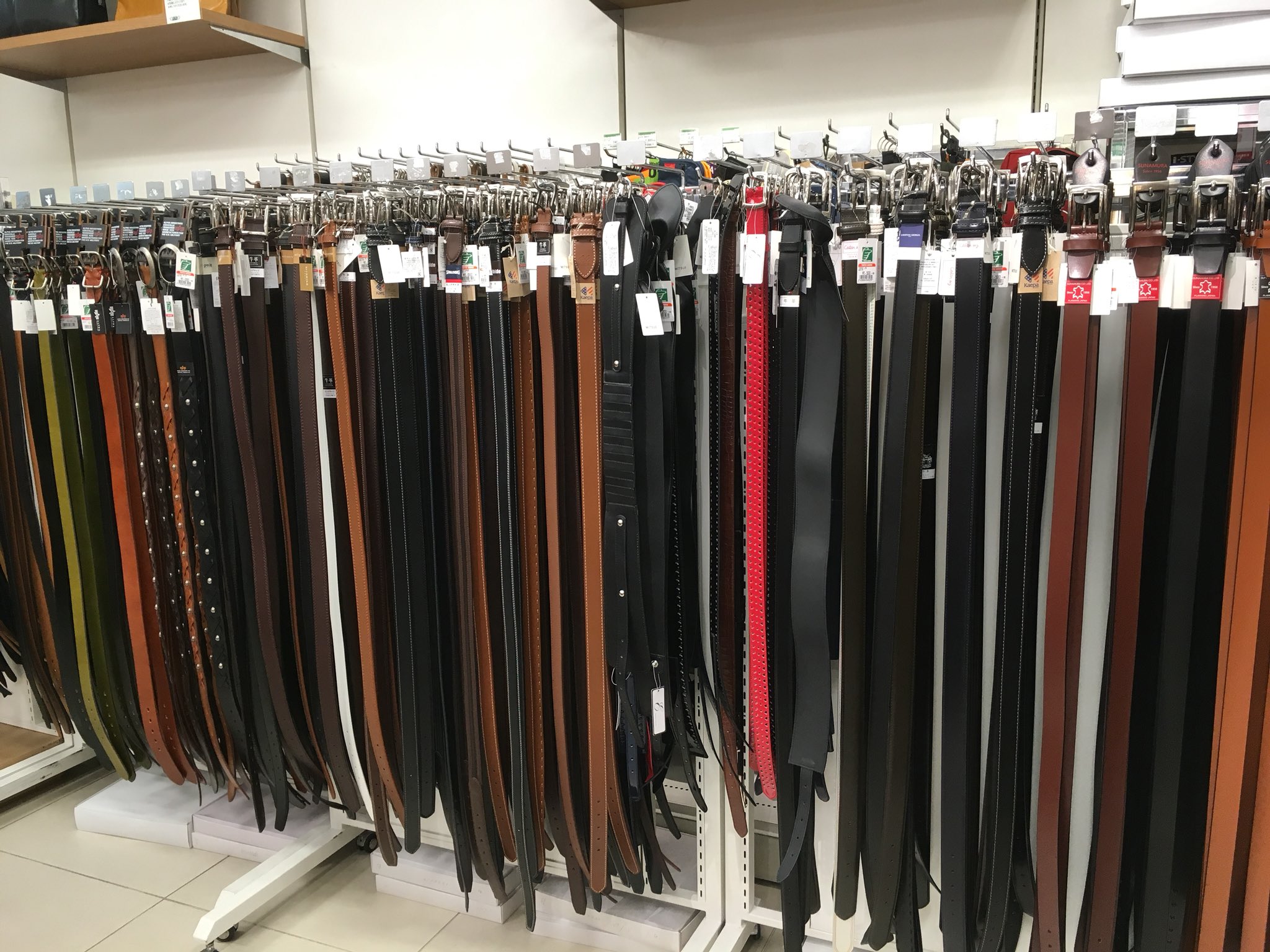 東急ハンズ渋谷店 Al Twitter ハンズメッセもいよいよ中盤を迎えました 1bフロアでは 日本製のブランド アジリティ のサンプルセールや 革ベルト 革財布は1000円 税 革パスケースは500円 税 販売しております メッセ期間中の限定商品ですので お早めにご