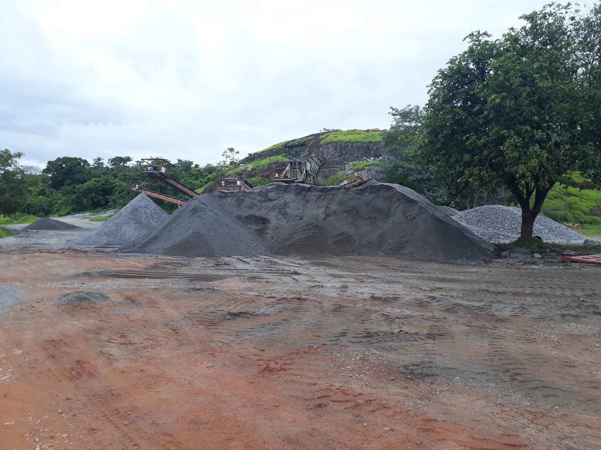 MarieMining's tweet image. #Français
 Visite de la Direction Générale @domani_dore , @bethiomoca Chef des opérations et l'expert en mécanique gl M. Keita. Prospection pour installation des équipements de la carrière de granite à Dubreka.
Processus réussie grâce @MinesGouvGuinee
@MIPPP_Guinee