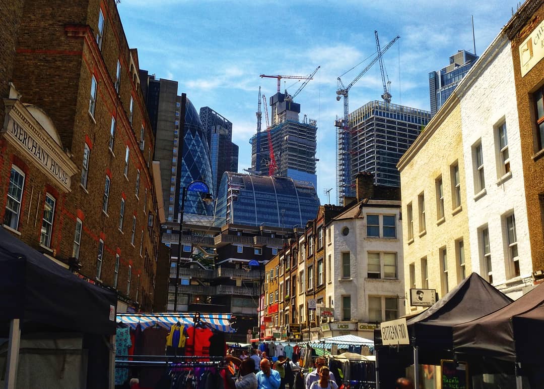 IndigoAldgate's tweet photo. What a stunning view of #PetticoatLaneMarket which is only 7 minute walk away. Take a stroll along today and pick up some local produce 🛍

📍 Why not take in all the sights, smells, hustle and bustle like a Londoner?

#weekend #bankholiday #LondonFoodies
📷 natmambri https://t.co/O5h2mUehDn