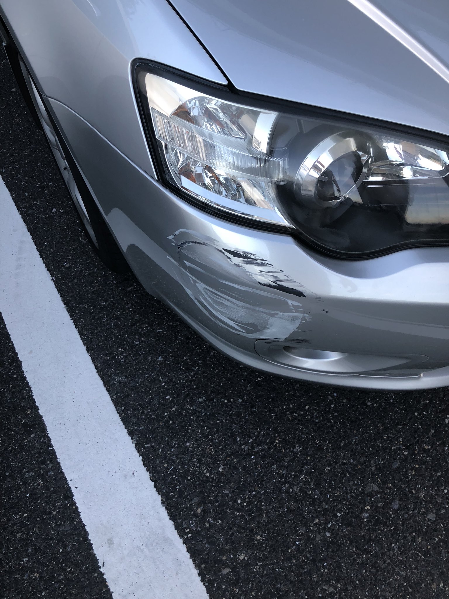 Kobefs パソコンの人 当て逃げ犯人探してます 道の駅淡路島駐車場 白のワンボックス車 道の駅で駐車中に当て逃げ されました 該当車には 左ドアに傷があるはずです 8 26 日曜日 17 10 から 17 30の間 拡散おねがいします T Co