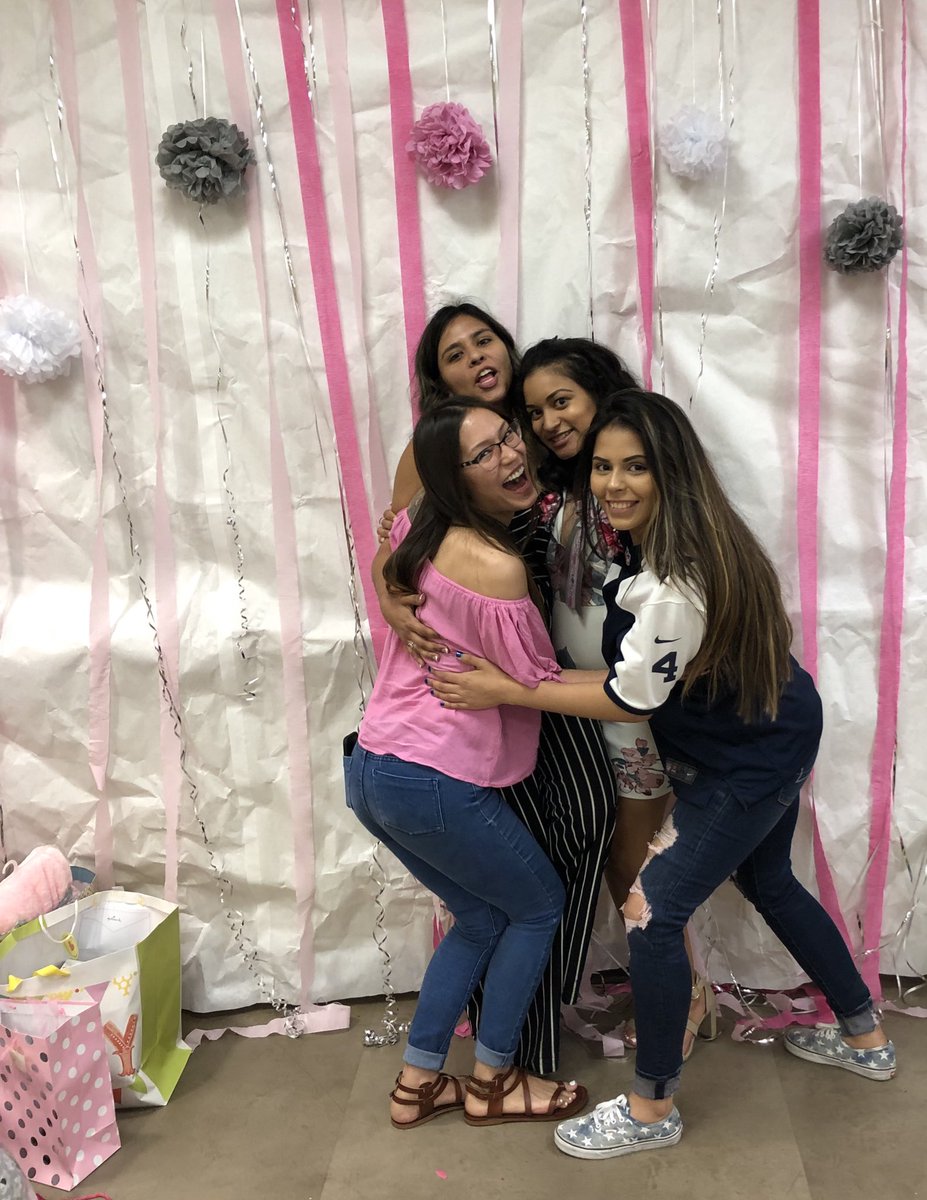 Aleexxxaa__'s tweet photo. Thankful to have these girls as my friends. 🌸 https://t.co/Z99TMtZ3y5