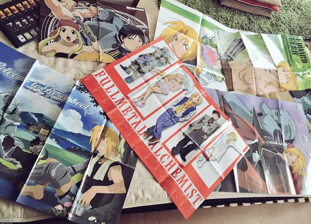 部屋の片付けしてたらハガレン1期放送当時(2005年…)に集めてたポスターが沢山出てきた!
その中にみんな私服でキメてるのにアルだけエドを生き返らせる時の錬成陣が浮かび上がってるカレンダーがあってこれどんな状況 