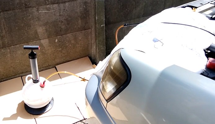 Necoたん على تويتر 今日は車のエンジンオイル交換 毎回 自力でやる W 今回はエレメント交換はしないので コロ助でオイル上抜き負圧引き 使い古した水平対向エンジンej これの構造上 オイル上抜きは癖があるのを承知の上 作業 猛暑でしんどいが 終わっ