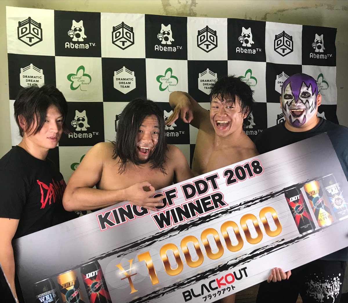 Hassy0924's tweet photo. DDT後楽園。トーナメントを制し10.21両国のメイン進出を決めたカリスマ。「俺は今日だけ考えて生きてんだ。そんな先のこと知るか」と言いつつ賞金プレートと記念撮影。ダムネ揃ってこの表情。
#ddtpro https://t.co/09q5ggECKF