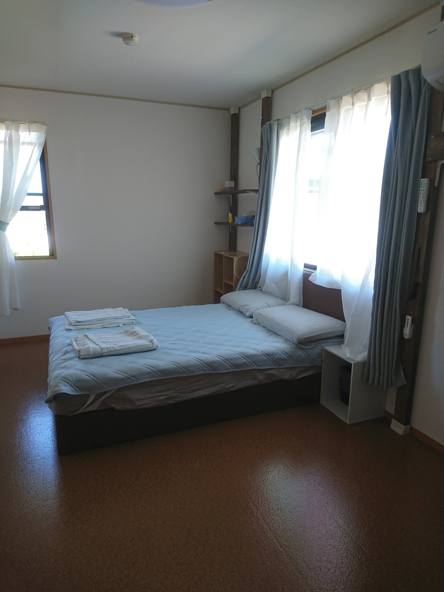 Pepe 赤ちゃんが生まれてからも使いやすいように寝室のレイアウトを変えました 2人で汗だくだ W 奥のスペースに 赤ちゃんの寝床が入る予定です W 無駄に広く縦長の寝室はドアや窓やウォークインクローゼットやらで使いにくい