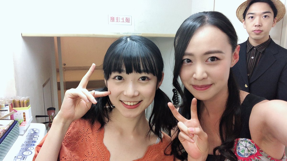 rina_amatsuma's tweet photo. みんなとの写真！！！！🙆‍♀️✨

美里ちゃんかわいー☺️☺️
大西けんけんのずっと後ろで真顔がシュール。笑

#舞台 #東京モガ https://t.co/iw0ImhV9r8