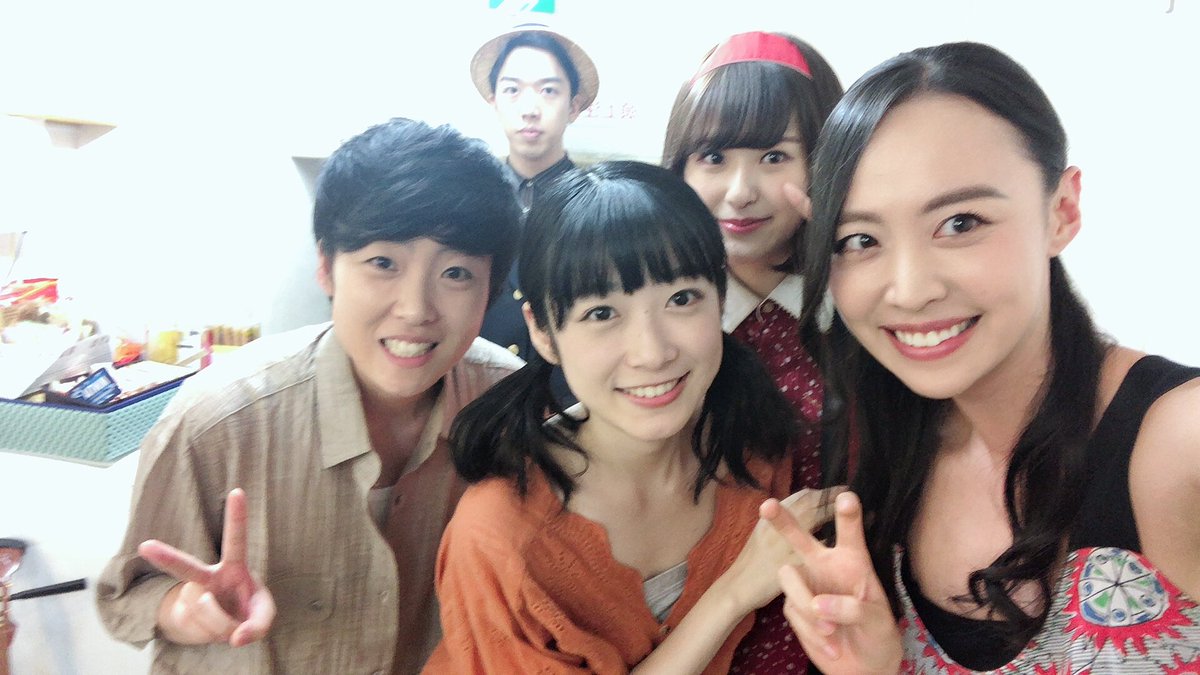 rina_amatsuma's tweet photo. みんなとの写真！！！！🙆‍♀️✨

美里ちゃんかわいー☺️☺️
大西けんけんのずっと後ろで真顔がシュール。笑

#舞台 #東京モガ https://t.co/iw0ImhV9r8