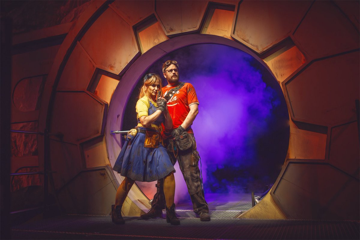 Eosandy's tweet image. Ich habe mir vorgenommen dieses Jahr keine Cosplayer in den überfüllten Hallen zu fotografieren ;) ... habe es dann doch nicht geschafft. 😂😂😂 @bethesda_de  hat mir extra für dieses Foto mal eben eine Kulisse gebaut und @nancy_wenz hat @xPandorya und @Gronkh mal eben umgestylt.