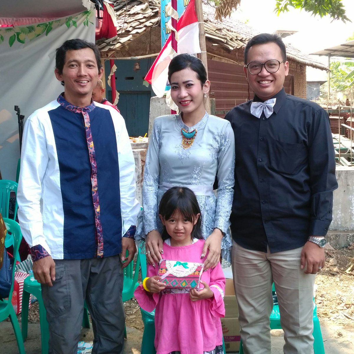 selamat berbahagia mas <a href="/bukanacik/">Calon Suamimu</a>. wis omahomahan ae, rasah standupan... dagelanmu garing 😂😂😂

padahal sepatuku baru, yam moto gak ambil angel sampe bawah 😭