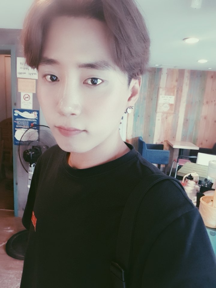 MVP_PH's tweet photo. #강한 ) 주말에도 커피 맨날 커피 🤪
밥은 먹었을까 우리 토리들은 !!!??? 
#엠브이피 #MVP #KangHan https://t.co/WBWRbu31gX