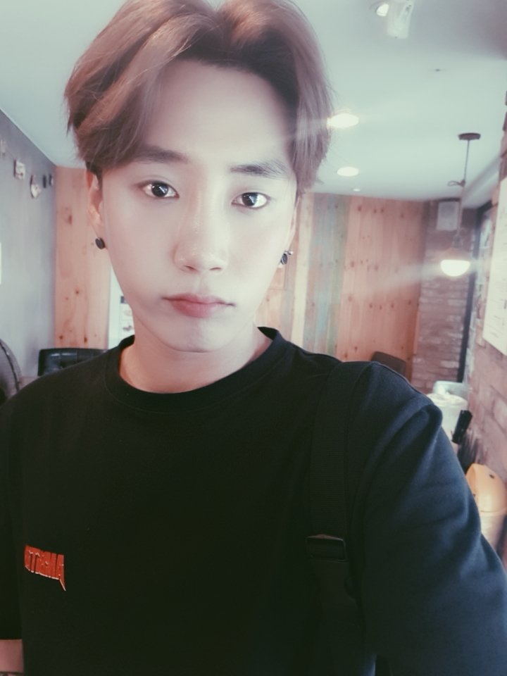 MVP_PH's tweet photo. #강한 ) 주말에도 커피 맨날 커피 🤪
밥은 먹었을까 우리 토리들은 !!!??? 
#엠브이피 #MVP #KangHan https://t.co/WBWRbu31gX