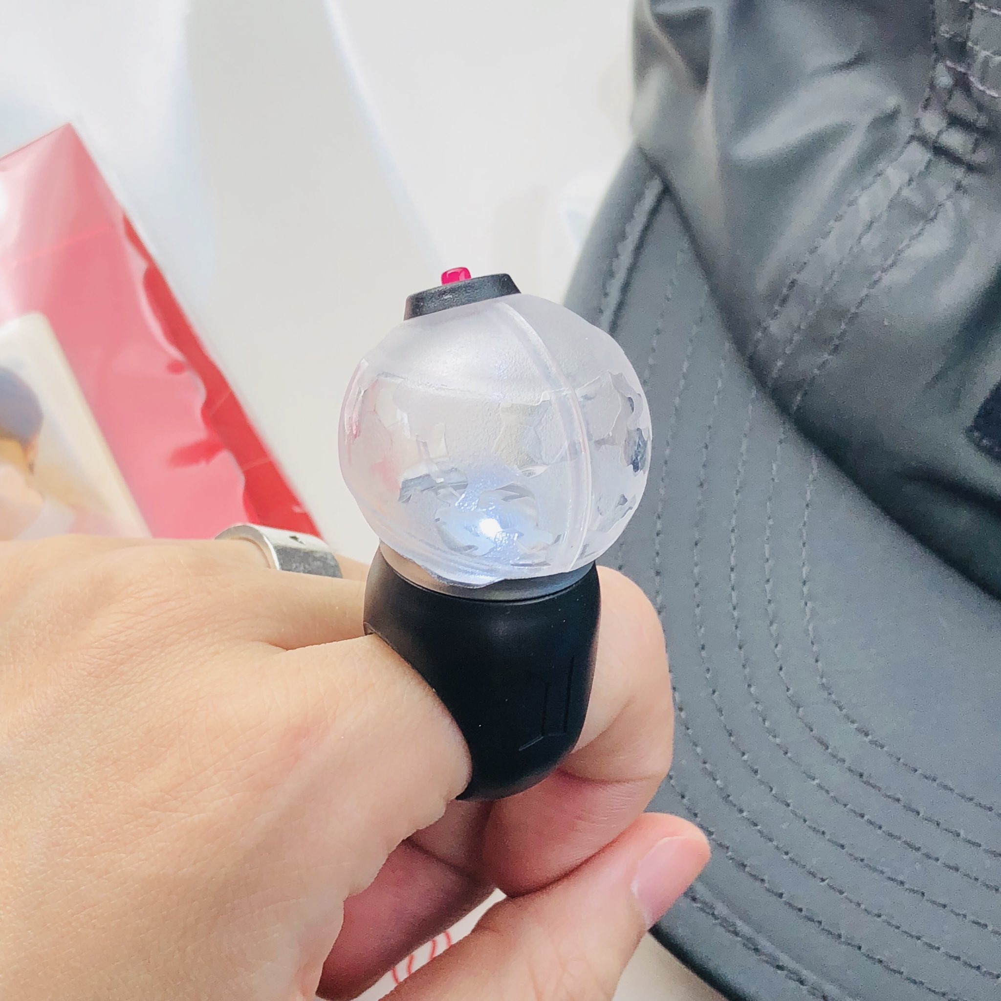 SUGA UPDATES on X ARMY Bomb light finger ring SO CUTEEEEEEEEE cr. smile JIMINI https t F1NNuJwnxX X