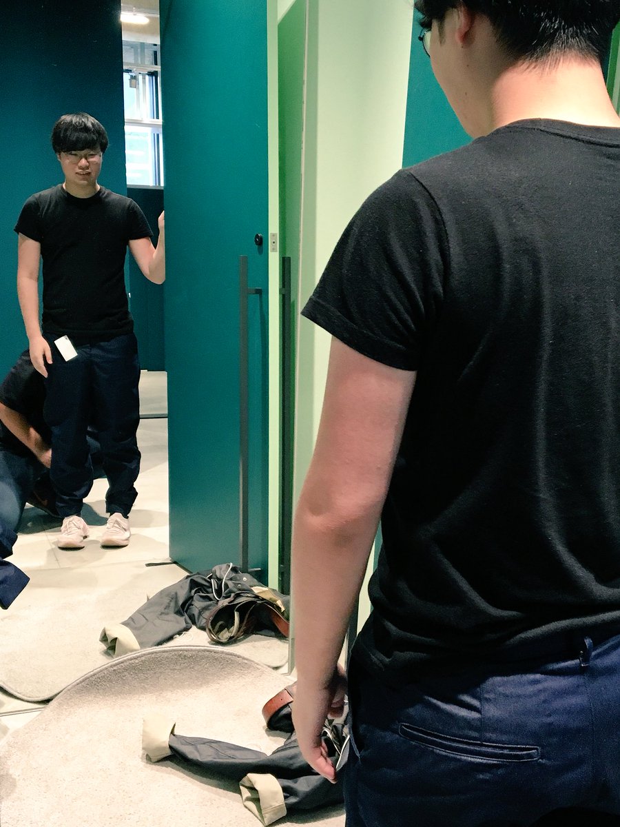 ino22u's tweet photo. @everydenim のポップアップに来たら偶然@usui_comedian くんと遭遇した笑
ずーーーーっと買おうと思っていた黒のデニムを買うことが出来たので満足🙆♀️
ストレッチの効きがかなり良くて履き心地抜群なので、バリバリ履き倒していきたい
#popupfactory https://t.co/REmSAg9fDb