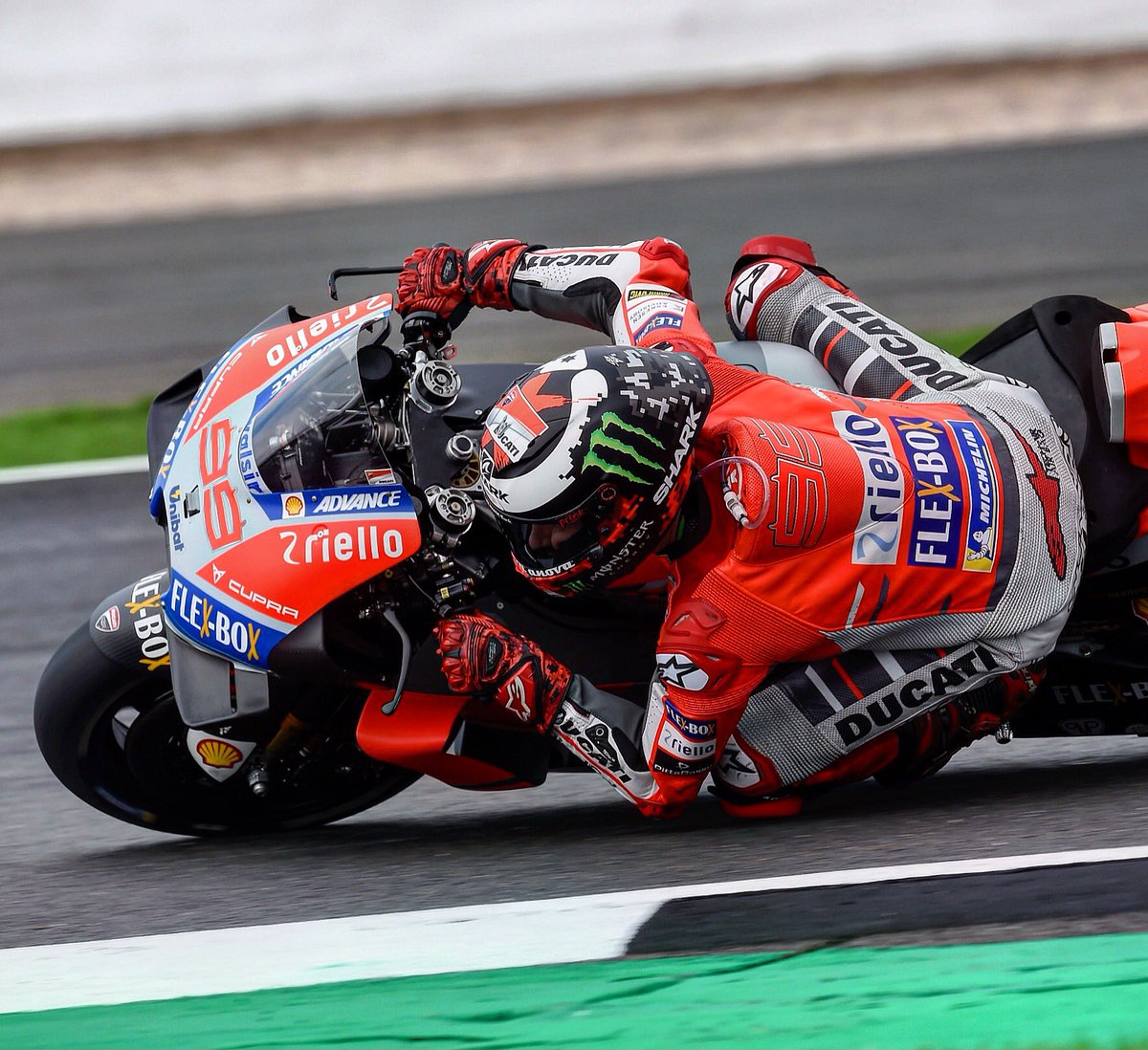 Knee down • Elbow down • We are ready! And remember: today’s race starts at 11.30h (GMT +1) #RaceDay #ForzaDucati #DucatiTeam #BritishGP #MotoGP