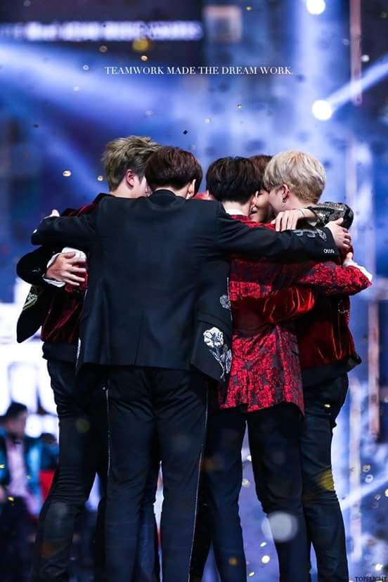 BTSLocksBR's tweet photo. + Eu não poderia estar mais feliz e agradecida!
Mesmo do outro lado do mundo, sem ao menos me conhecer. Vcs foram os unicos q estiverem do meu lado, me ensinaram a abrir minhas asas e amar a mim mesma!
Olhando para trás... eu não poderia estar mais orgulhosa

#BTSLoveYourselfTour https://t.co/dUlwq9tNt5