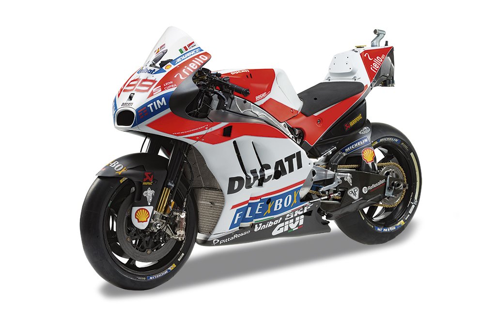 Recordad que han cambiado la agenda de hoy y tendremos los warm up a las 10 y la carrera a las 12:30 con <a href="/lorenzo99/">Jorge Lorenzo</a> <a href="/AndreaDovizioso/">Andrea Dovizioso</a> y <a href="/JohannZarco1/">Johann Zarco</a> en primera linea #MotoGP #BritishGP