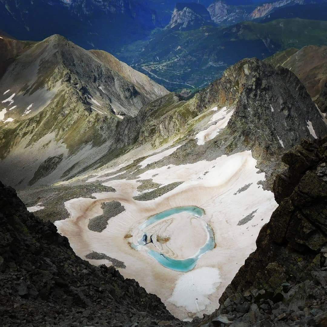 Impresionante fotografía del Ibon Chelau desde el Pico Eriste, en el Pirineo Aragonés. 

📷 IG/Albertoalarran