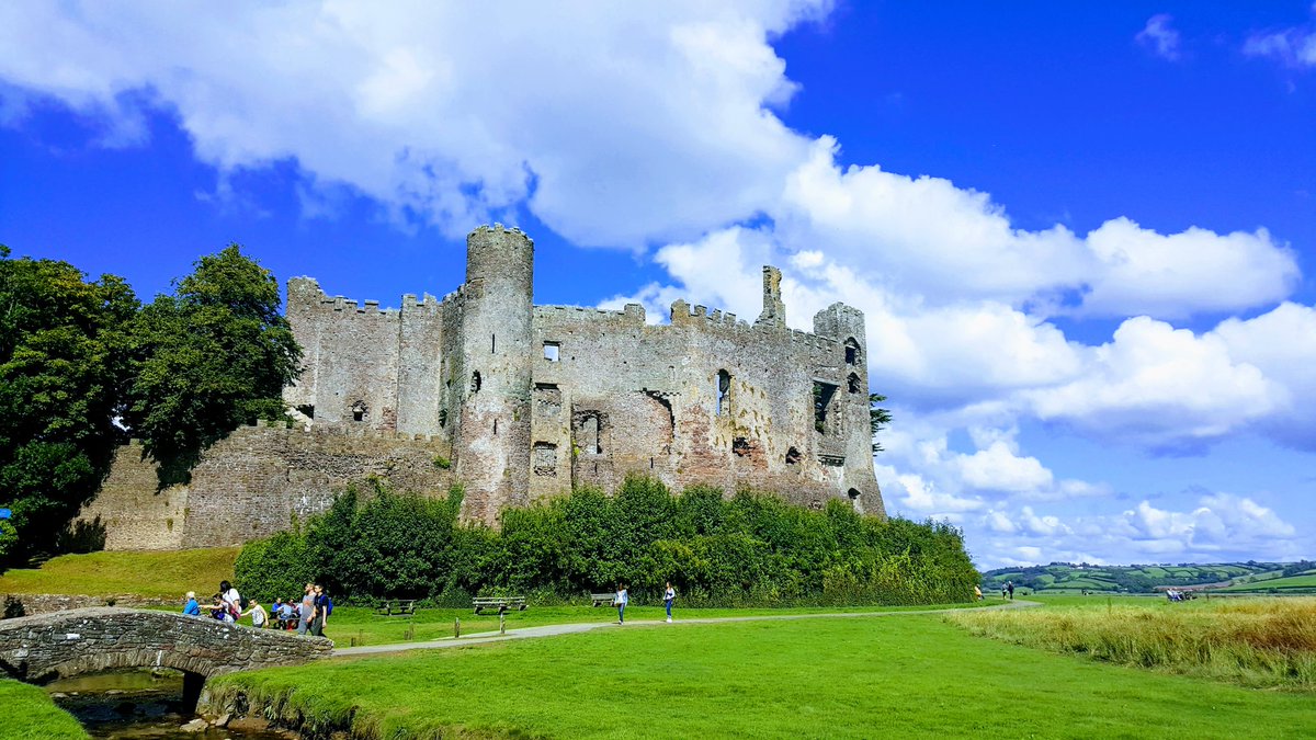PMTJones's tweet photo. Laugharne Castle @visitwales @LaugharneCastle @ItsYourWales #dylanthomas #medieval #Tudor #Brownasowls #13thcentury #PoeminOctober https://t.co/du6uYNYQfO