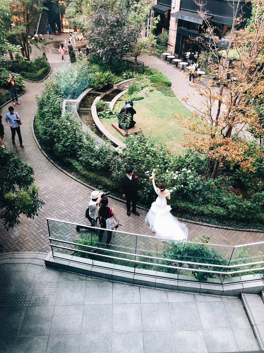 artifactoz's tweet image. 三菱一号館美術館の中庭では、ブライダルの写真を撮っているご夫婦がいました✨
天気もよくて、フォト撮影にはぴったりのお日柄ですね